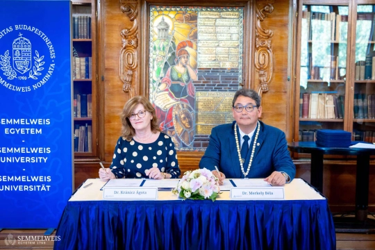 Az együttműködés aláírása - Dr. Kránicz Ágota, a Hévízi Szent András Reumakórház és Gyógyfürdő orvosigazgatója és Dr. Merkely Béla, a Semmelweis Egyetem rektora